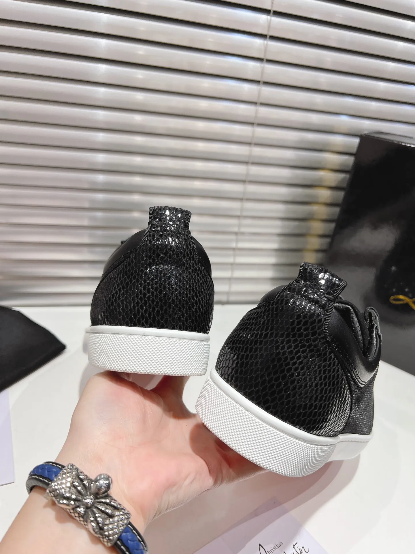 👟👟Ex-factory price 660👟👟 ╔Low-cut color matching model╗ ·Top version customization·2024𝐬𝐬 𝑪𝒉𝒓𝒊𝒔𝒕𝒊𝒂𝒏 𝑳𝒐𝒖𝒃𝒐𝒖𝒕𝒊𝒏 ▪️No matter the last shape, fabric, diamonds, nails, lining, outsole, it is as close as possible to ZP... ▪️The original sole is specially provided by the original factory ▪️The lining is imported water-dyed cowhide ▪️Private customization time is about 3-7 days —————— Size: Women's 35M-41M Men's 38M-48M